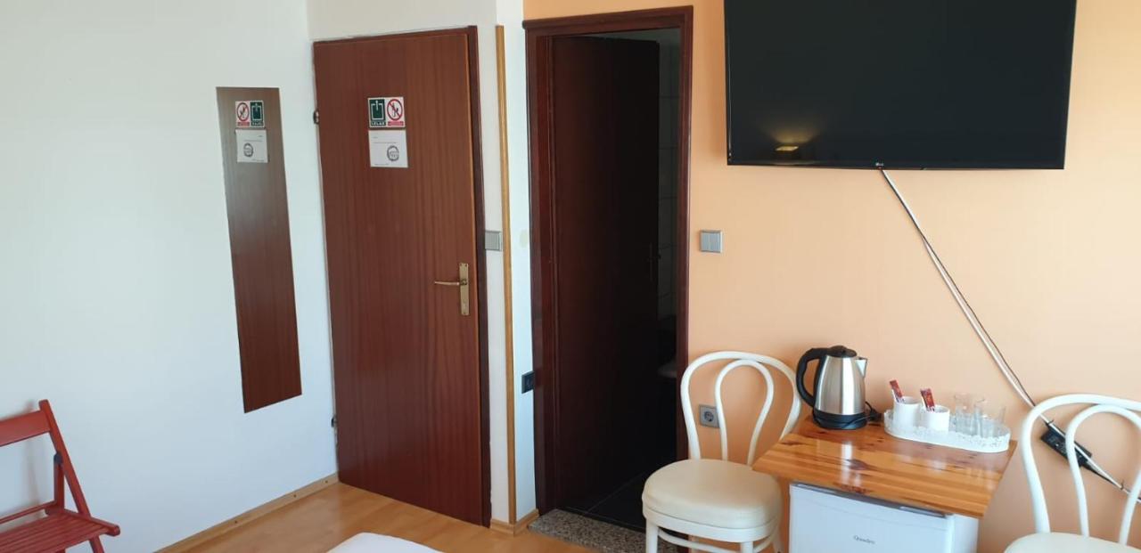 Apartments And Rooms Ivana Krk Town Bagian luar foto