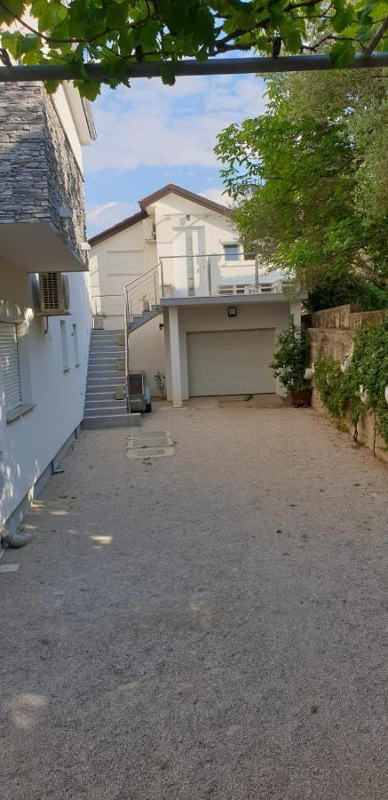 Apartments And Rooms Ivana Krk Town Bagian luar foto